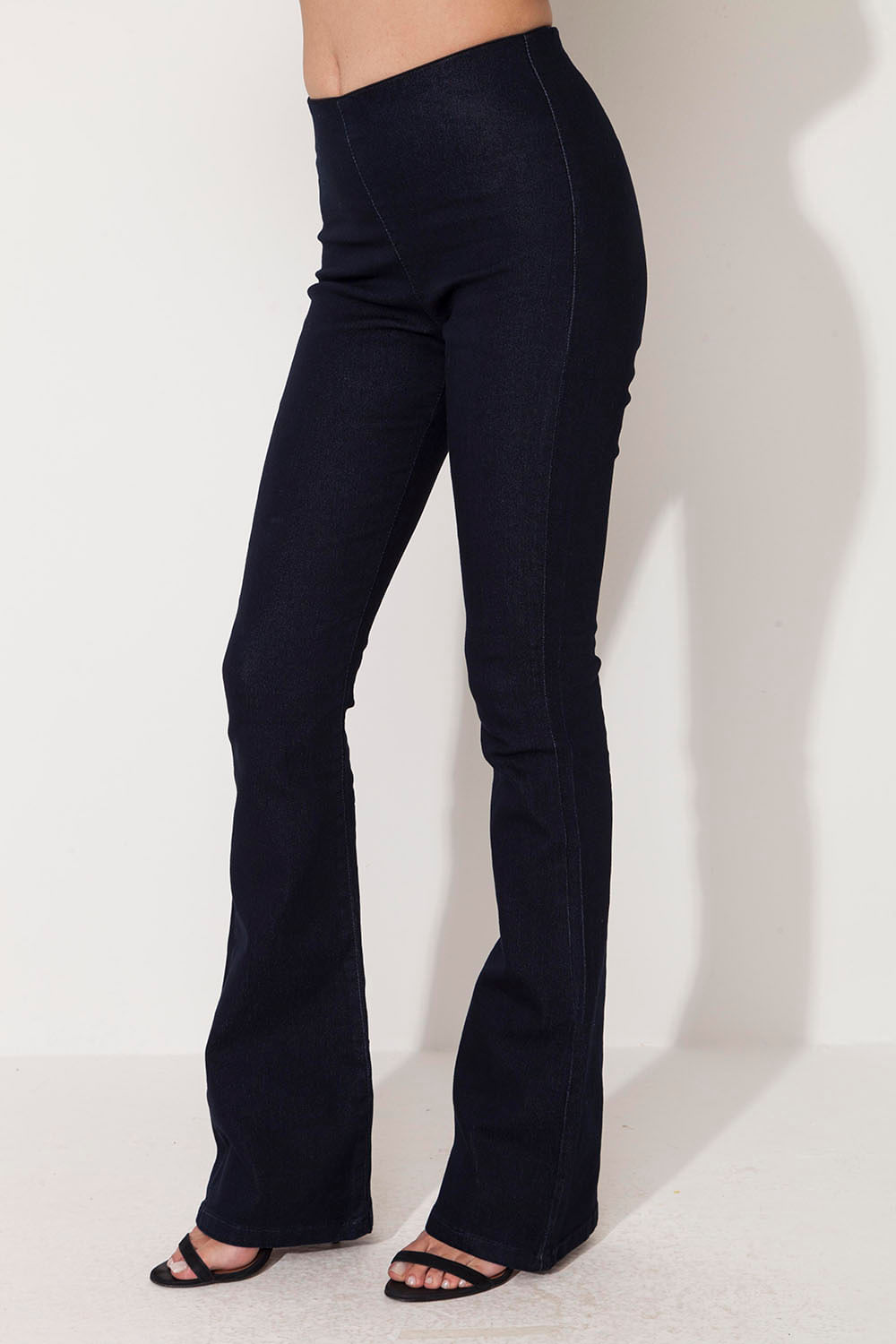 calça jeans cos alto com elastico