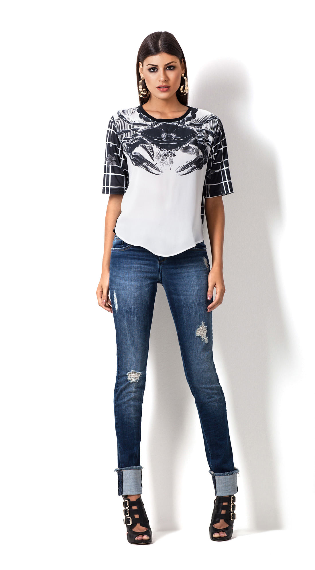 calça jeans com a barra virada